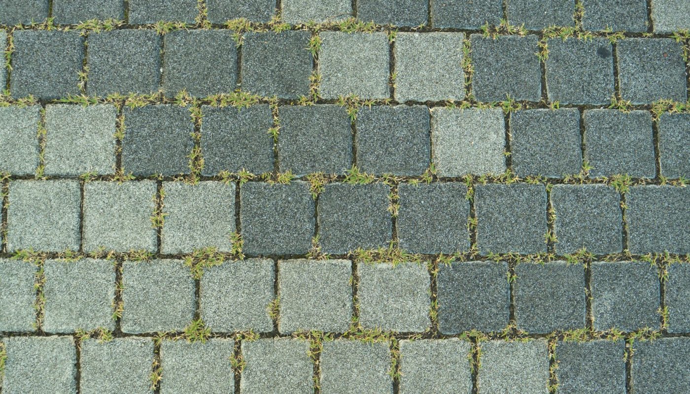 Graues Betonpflaster im Verband verlegt