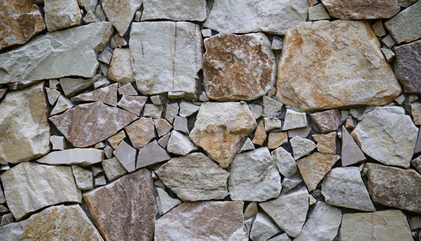Trockenmauer aus geschichtetem Naturstein